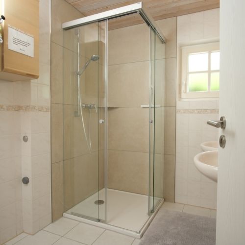 Separates Badezimmer mit Dusche